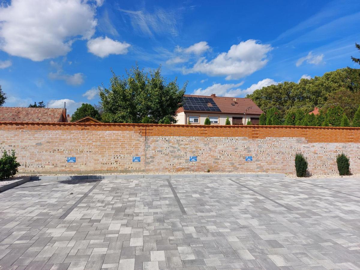 Linden Apartman 001 - Adults Only Mosonmagyaróvár 외부 사진